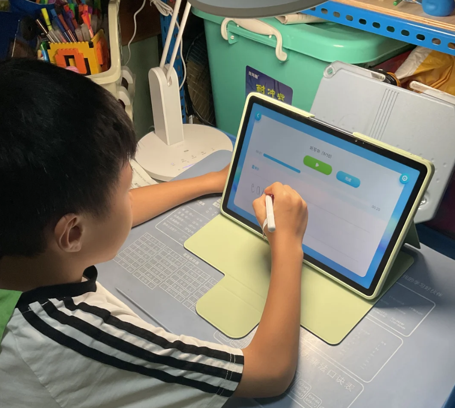 包含小孩玩安卓版学习机说话的词条